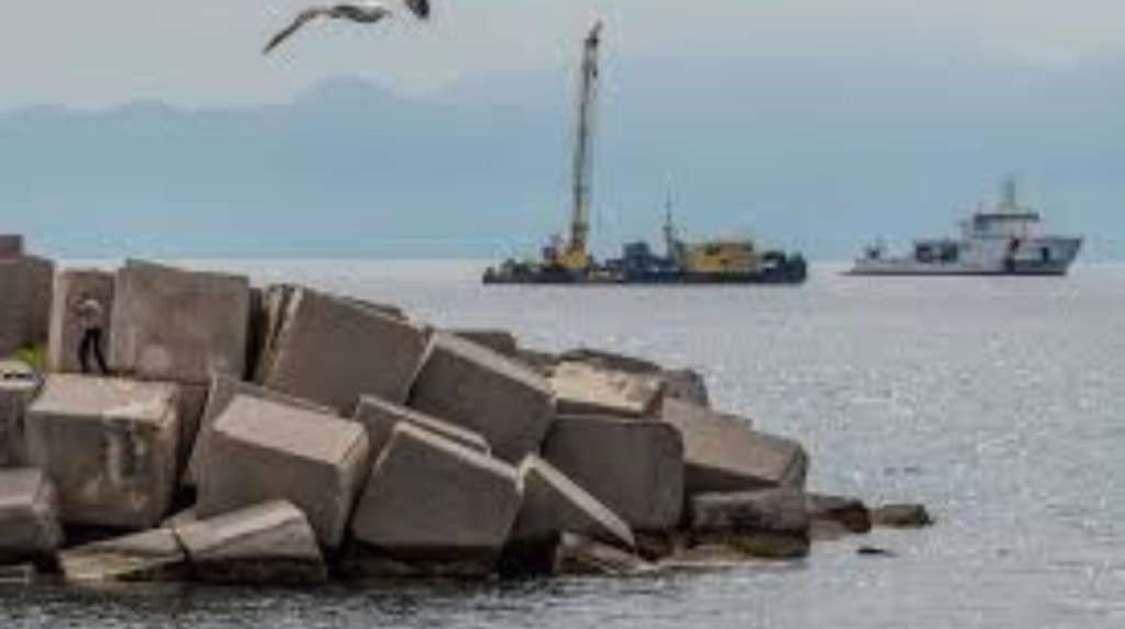 Esperti marittimi iniziano il recupero del superyacht "Bayesian", affondato al largo della Sicilia, costato la vita al magnate Mike Lynch e ad altre sei persone.